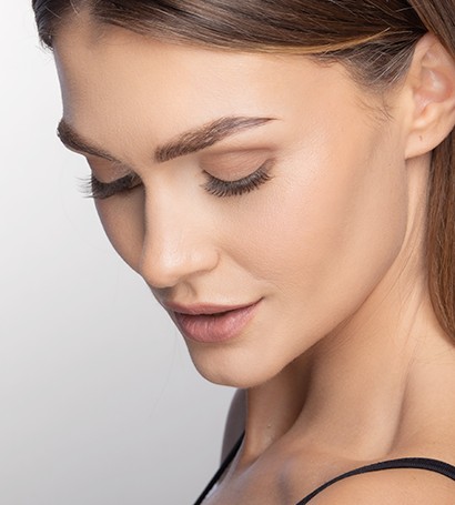 Nanolash ögonfransbalsam på en vit bakgrund