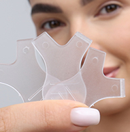 Modell håller lyftkammarna framför kameran