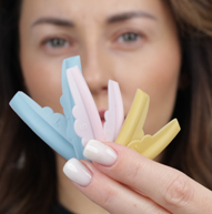 Modell som håller lyftsatsen framför kameran