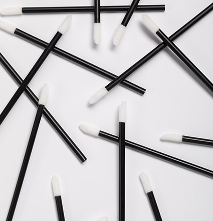 Många luddfria applikatorer liggandes tillsammans