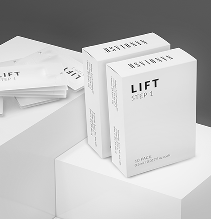 Nanolash Lash Lift-aktivatorer som står på vita lådor