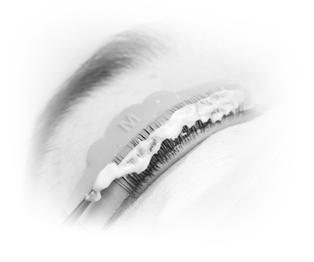 En svartvit bild på en kvinna som får steg 1-lyft